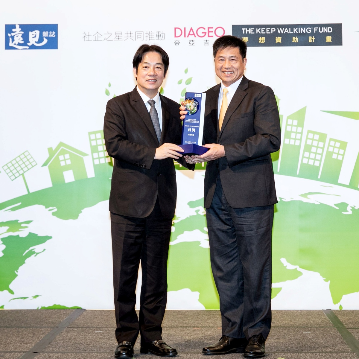 友達光電榮獲2018遠見CSR年度大調查「電子科技業組」首獎