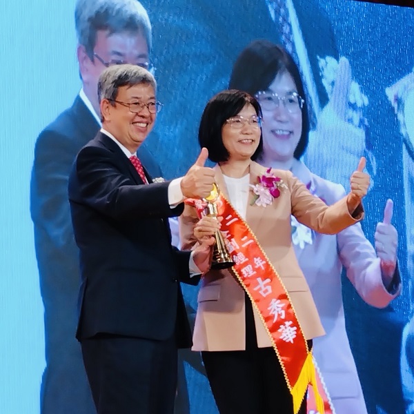 AUO Chief Sustainability Officer Amy Ku receives the National Manager Excellence Award from the Chinese Professional Management Association